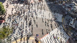 Image of a large crosswalk in a metropolitan city with a large number of pedestrians