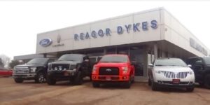 Image of Reagor Dykes Ford Lincoln dealership with various ford and lincoln cards in front