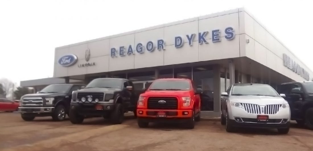 Image of Reagor Dykes Ford Lincoln dealership with various ford and lincoln cards in front